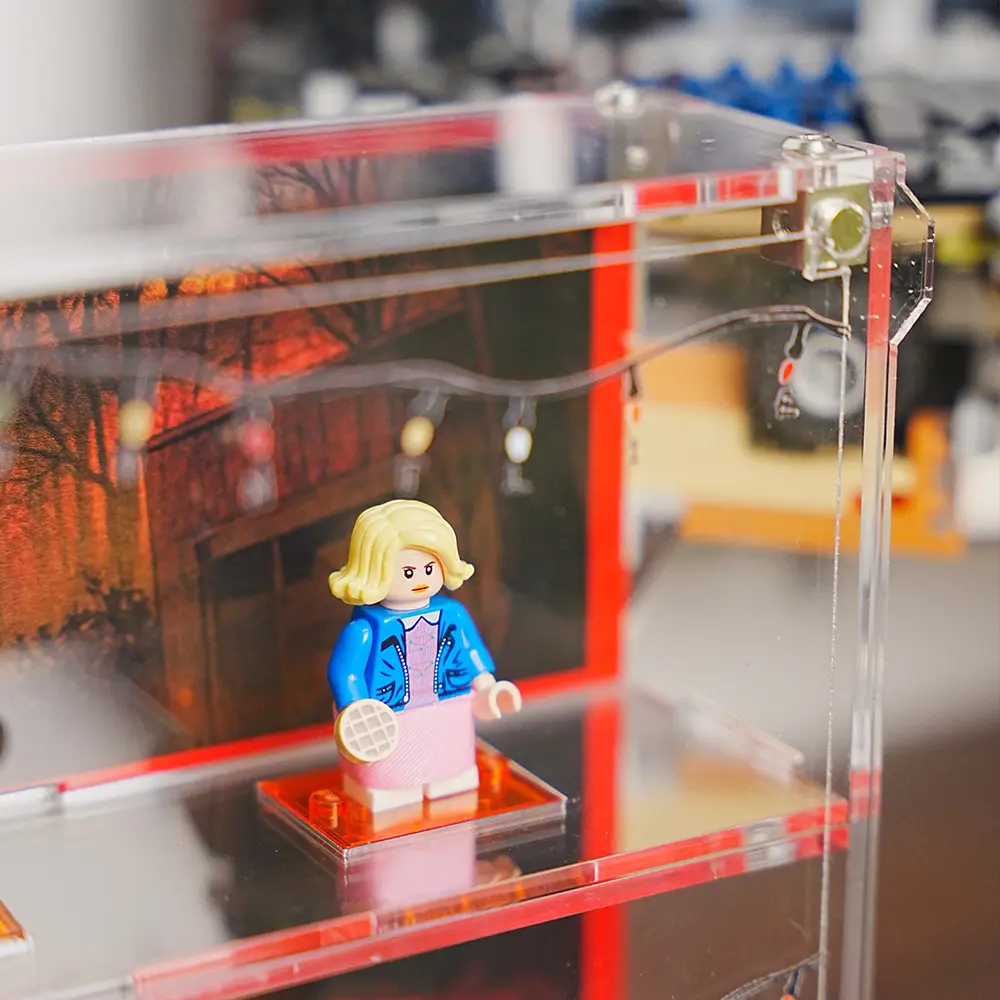LEGO Display Acrylic Case for The Upside Down Minifigures (75810) - Image 6