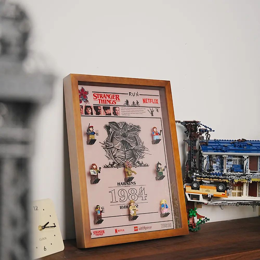 LEGO Display Case for The Upside Down Minifigures (75810) - Image 2